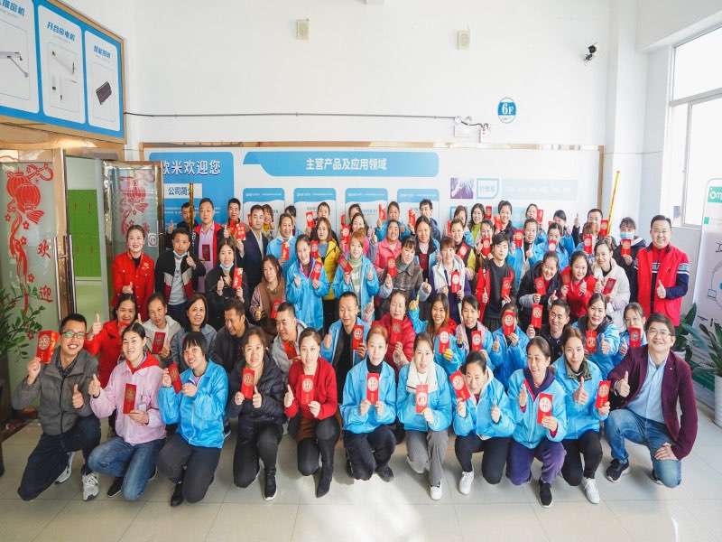 在新的一年；歐米祝大家“兔”飛猛進,“兔”然發(fā)財！